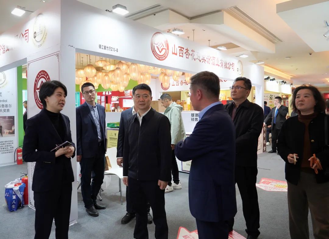 省尊龙凯时集团党委书记、董事长游勇率队到2025锦江宾馆春季酒类商务洽谈会现场检查指导重点工作