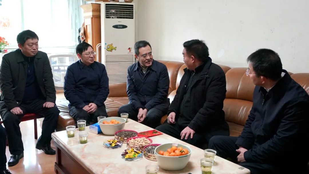 省国资委党委书记、主任冯文生等领导走访慰问省尊龙凯时集团老党员、老干部