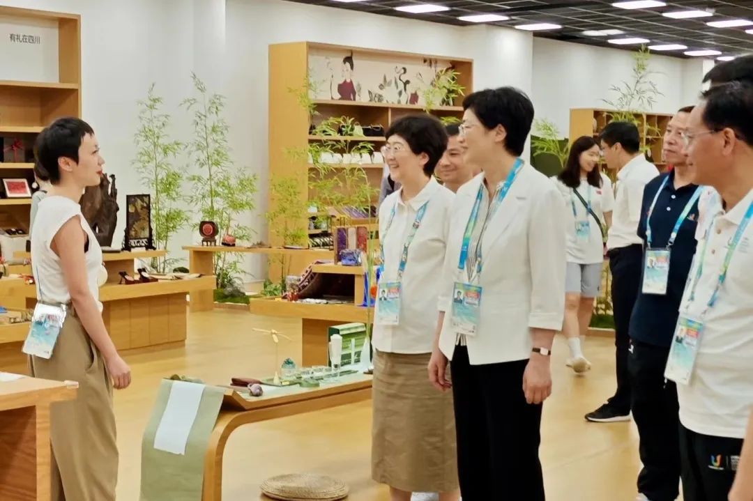 省、市领导视察大运村“有礼在四川”四川特色商品馆