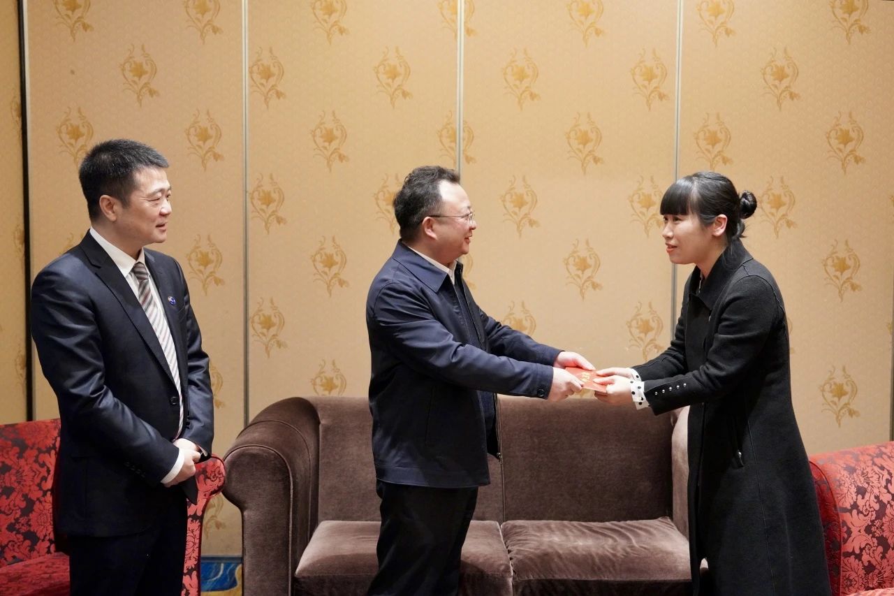 省国资委党委委员、副主任何政一行走访慰问省尊龙凯时集团生活困难党员